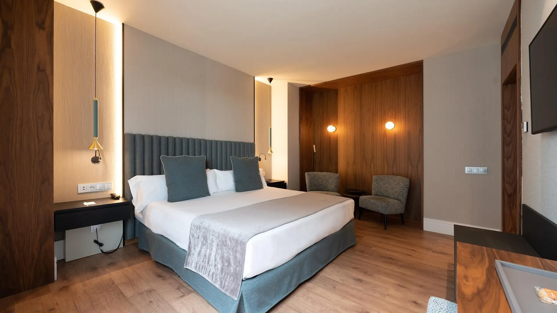 Отель Catalonia Barcelona Plaza 4*,